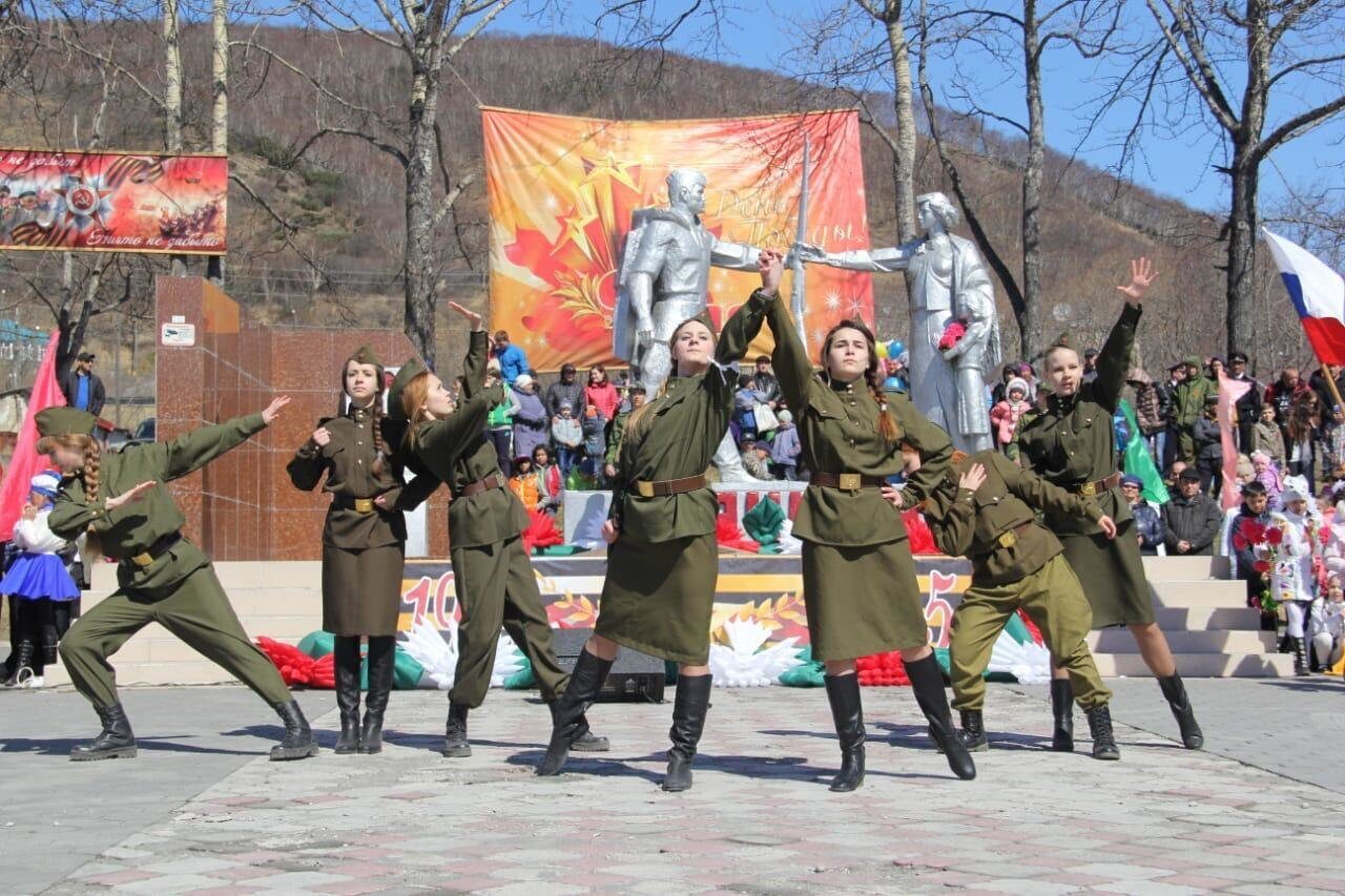 Боевой танец. Великая победа танец военных. Песни о войне. Средняя группа день Победы героизм в Омске. Военные песни и танцы с оружием.